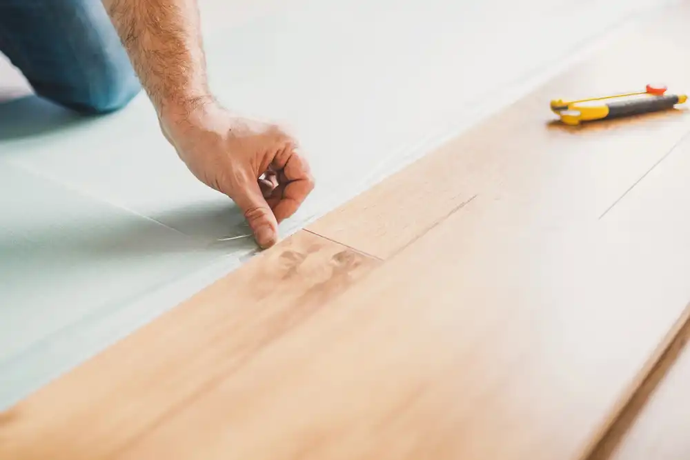 Bodenverlegung – fachgerechtes Verlegen von Parkett- und Laminatdielen